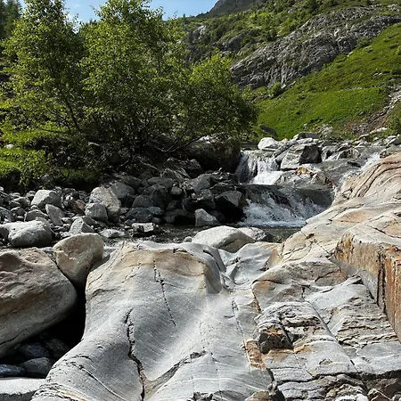 Beau-soleil Avec Vue Sur Le Glacier Des Grands Finhaut